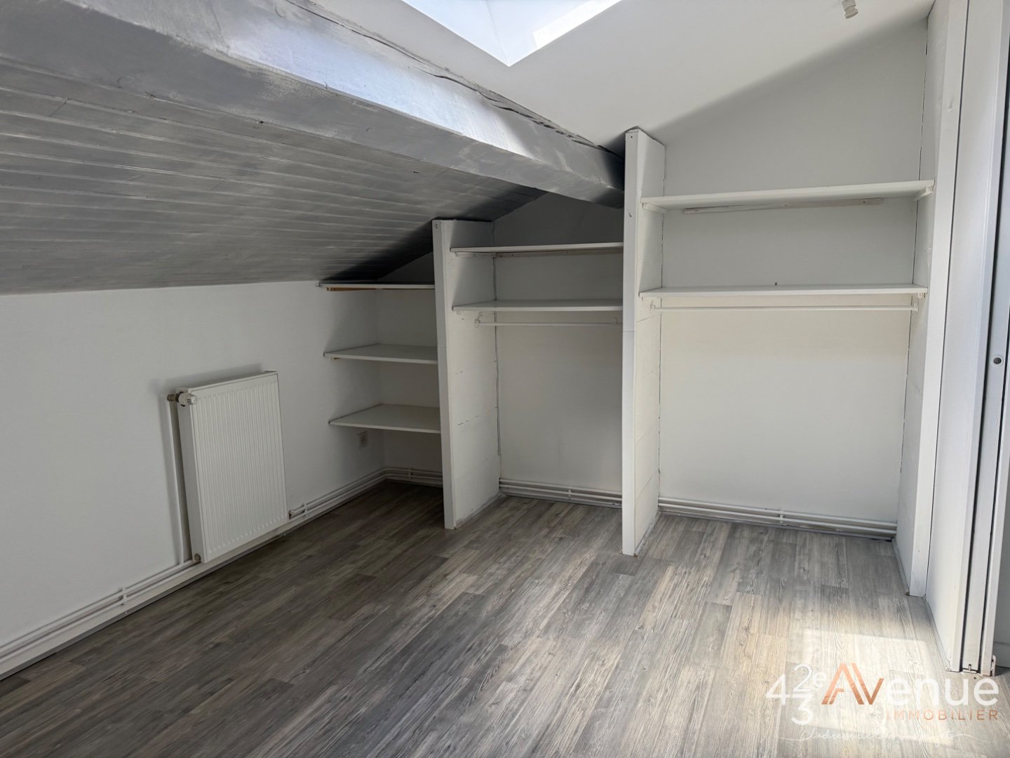 Appartement avec terrasse et garage - ST JEAN BONNEFONDS - 92 m2 - 160000€