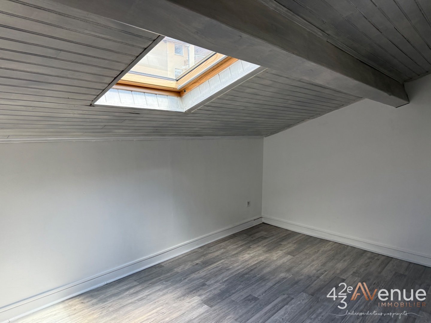 Appartement avec terrasse et garage - ST JEAN BONNEFONDS - 92 m2 - 160000€