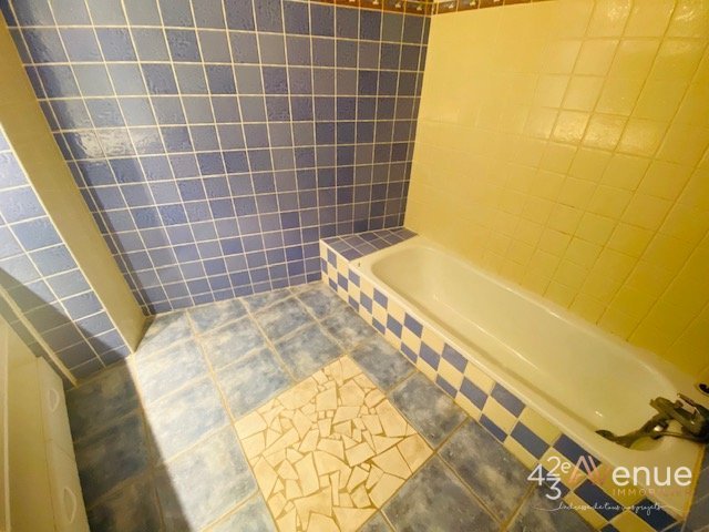 APPARTEMENT T5 A LOUER - ST ETIENNE URSULES/GAMBETTA - 106.7 m2 - 800 € charges comprises par mois