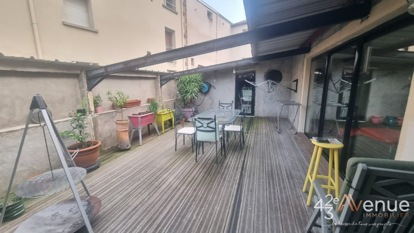 Grand appartement F5 de 270m,Terrasse de 70m, places privative en sous-sol