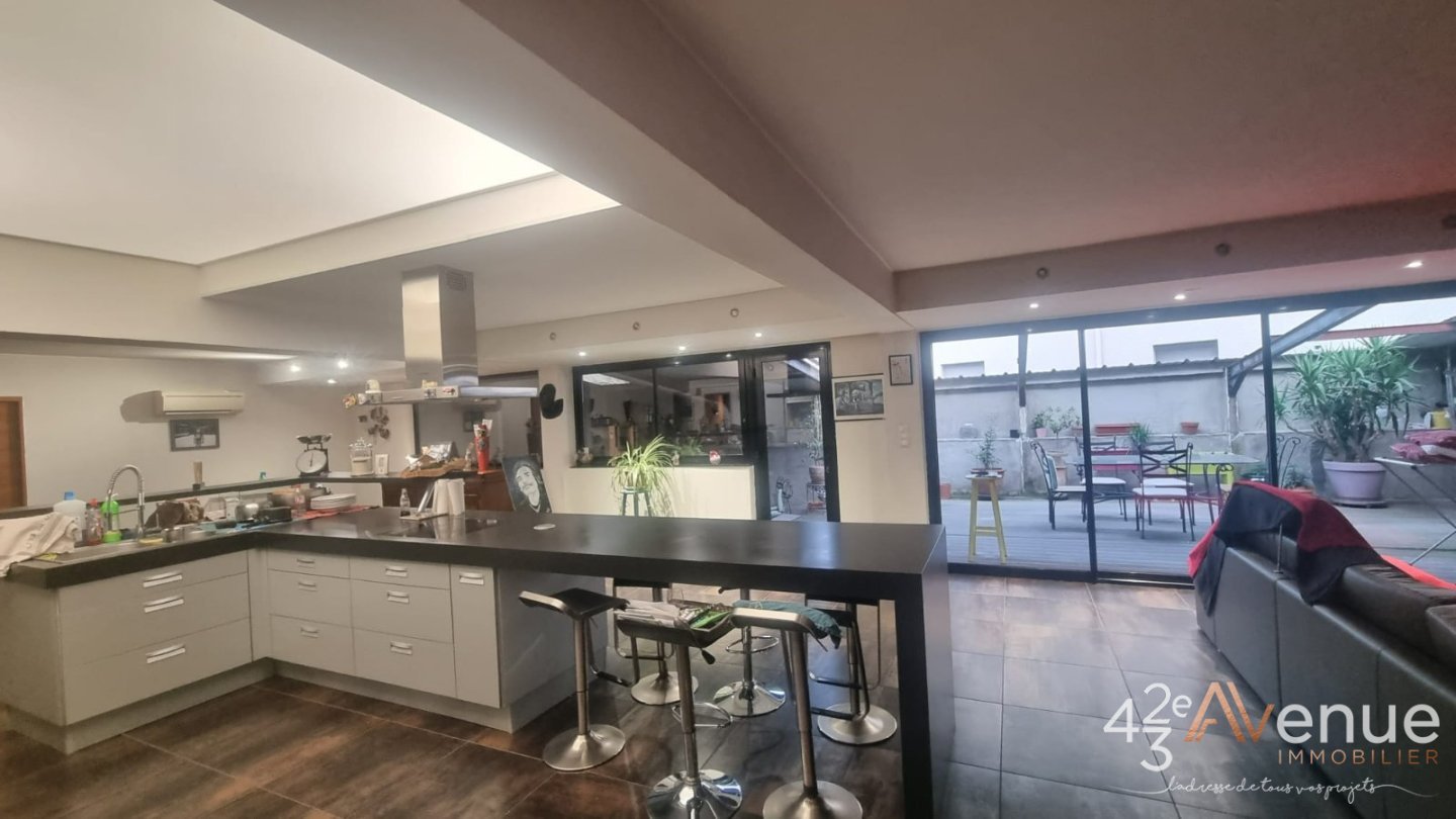 Grand appartement F5 de 270m,Terrasse de 70m, places privative en sous-sol