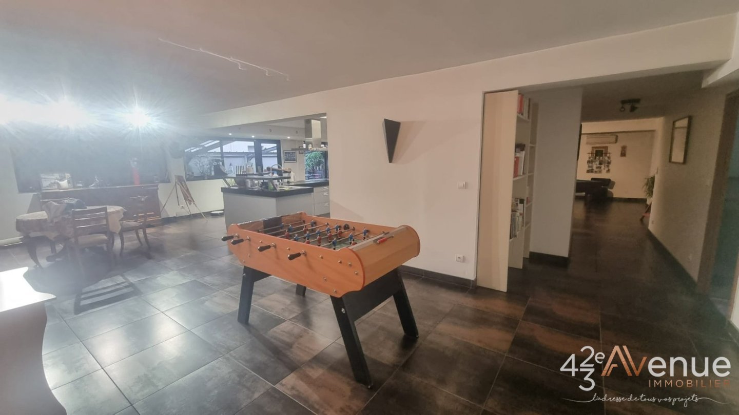 Grand appartement F5 de 270m,Terrasse de 70m, places privative en sous-sol