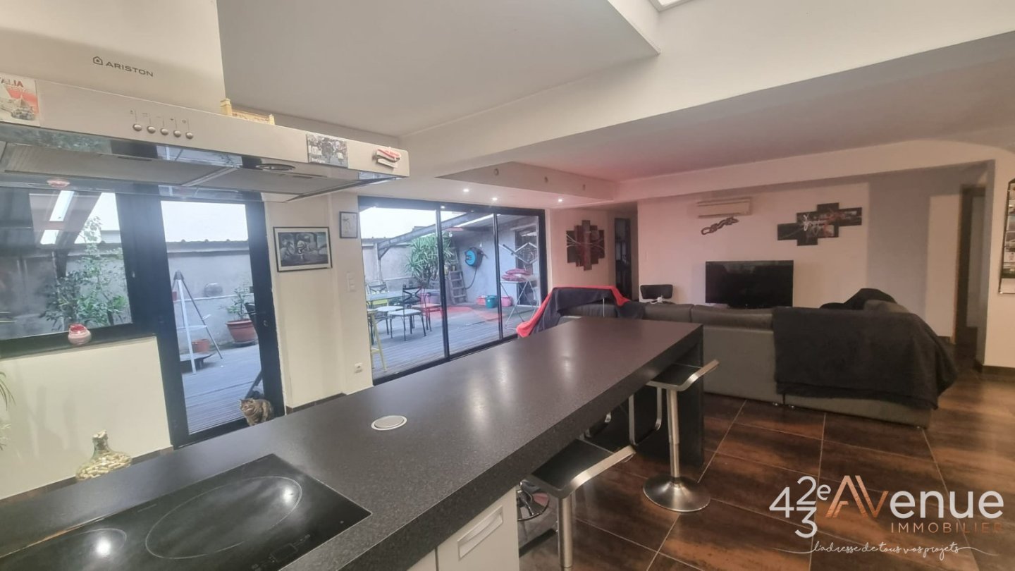Grand appartement F5 de 270m,Terrasse de 70m, places privative en sous-sol
