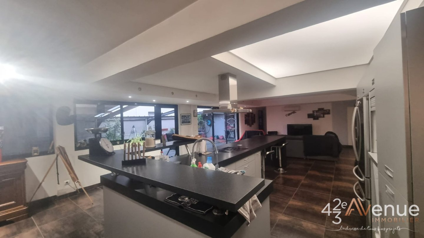 Grand appartement F5 de 270m,Terrasse de 70m, places privative en sous-sol