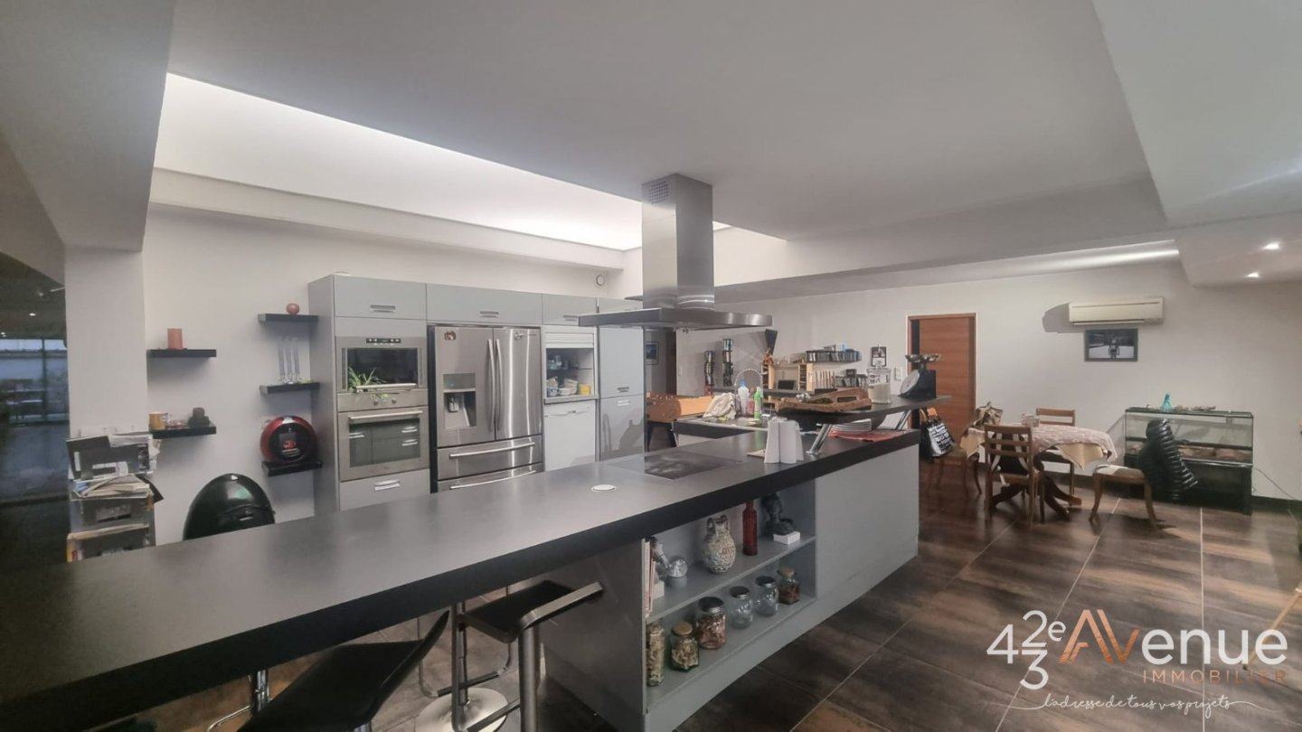 Grand appartement F5 de 270m,Terrasse de 70m, places privative en sous-sol