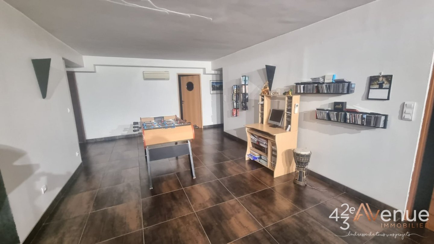 Grand appartement F5 de 270m,Terrasse de 70m, places privative en sous-sol