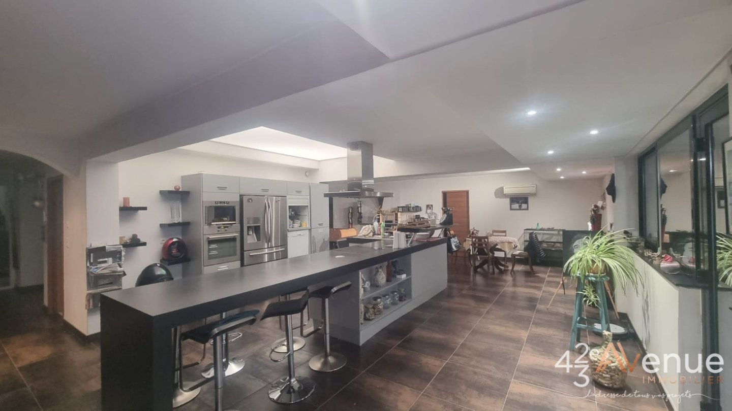 Grand appartement F5 de 270m,Terrasse de 70m, places privative en sous-sol