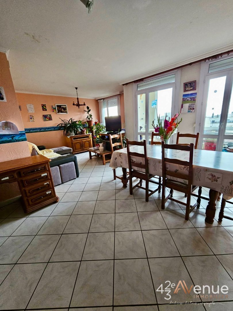 APPARTEMENT T5 A VENDRE - ST ETIENNE BELLEVUE - 106.59 m2 - 114 000 €