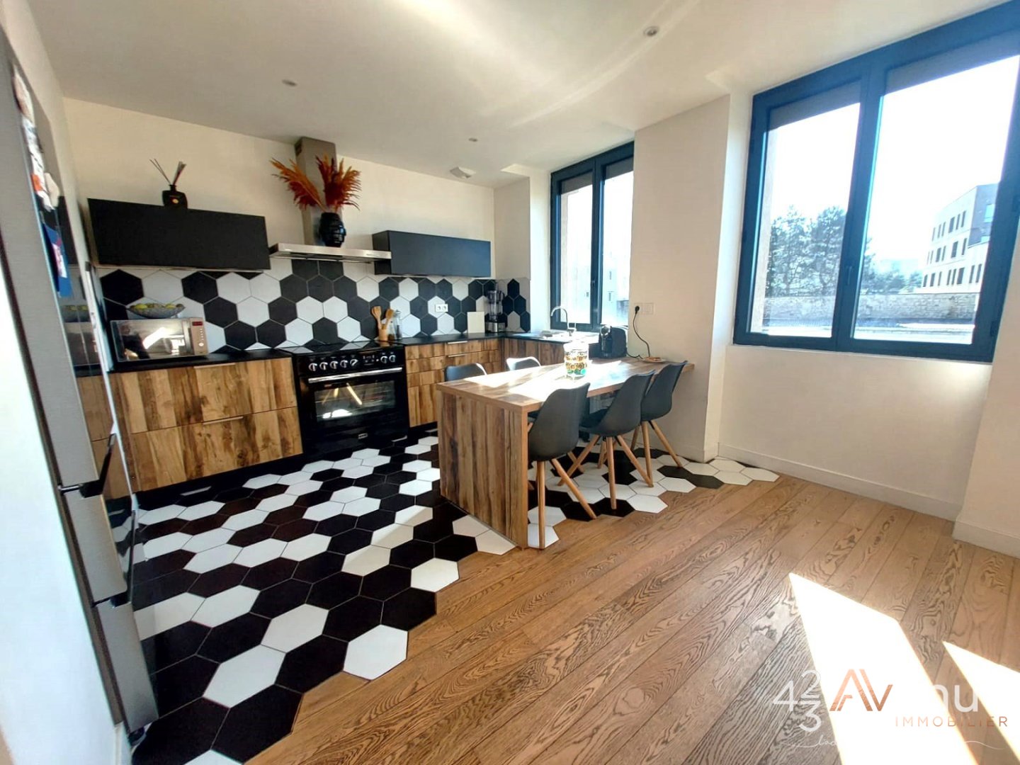 APPARTEMENT T5 - ST ETIENNE CHATEAUCREUX - 157 m2 - 260000€