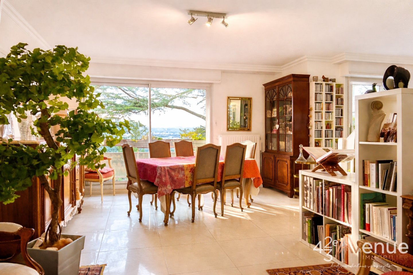 APPARTEMENT T5 A VENDRE - ST PRIEST EN JAREZ - 160.72 m2 - 349 000 &euro;