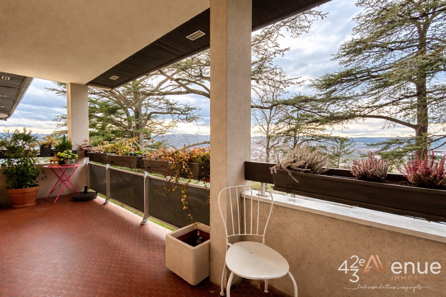 APPARTEMENT T5 A VENDRE - ST PRIEST EN JAREZ - 160.72 m2 - 349 000 &euro;