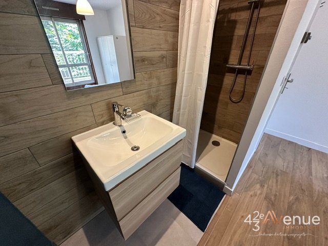 APPARTEMENT T6 A LOUER - ST ETIENNE FAC TREFILERIE - 94.29 m2 - 990 &euro; charges comprises par mois
