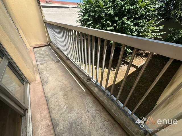 APPARTEMENT T6 A LOUER - ST ETIENNE FAC TREFILERIE - 94.29 m2 - 990 &euro; charges comprises par mois