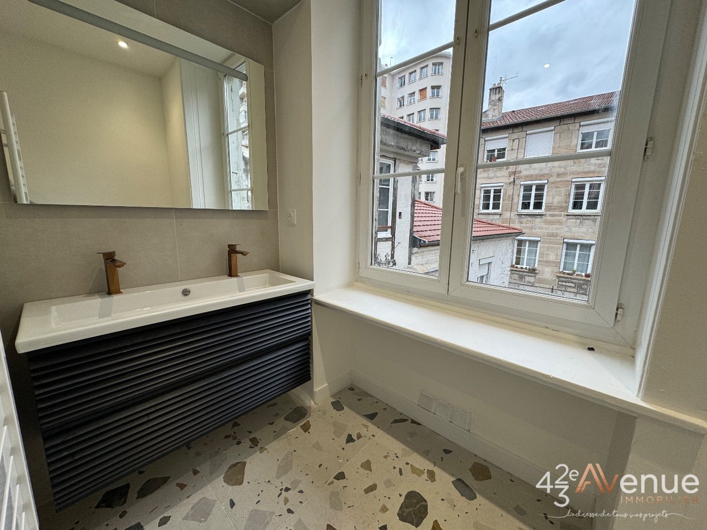 APPARTEMENT T6 A VENDRE - ST ETIENNE CENTRE VILLE - 155 m2 - 199 000 &euro;